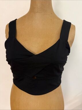 Lululemon sz 8 Black Twist-Front Cropped Bra great condition
